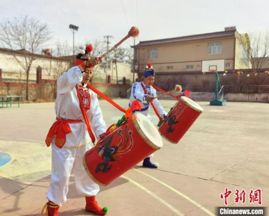 圖為劉玉均(右一)身穿青花服與隊員一起練習動作。　張婧 攝