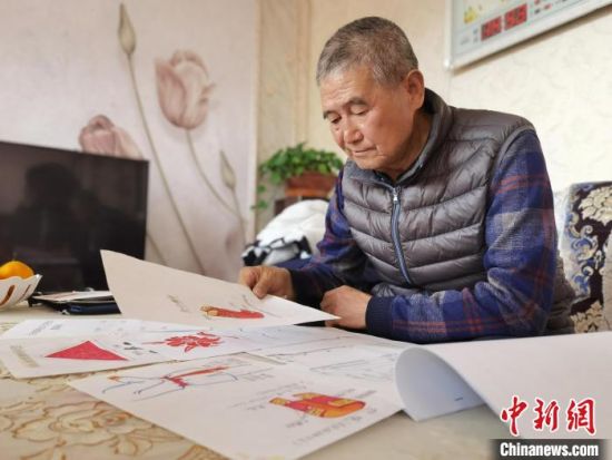 圖為陸鵬飛向記者展示多年帶隊的手寫筆記。　張婧 攝
