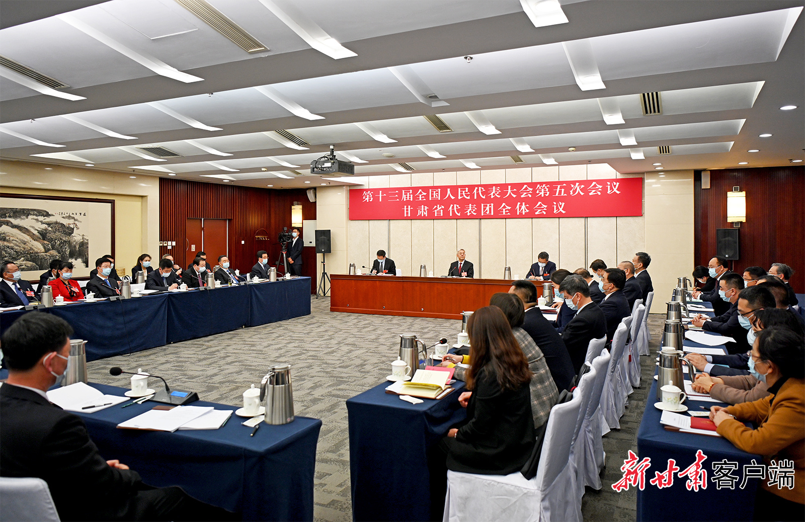 甘肅代表團舉行全體會議，尹弘主持并講話