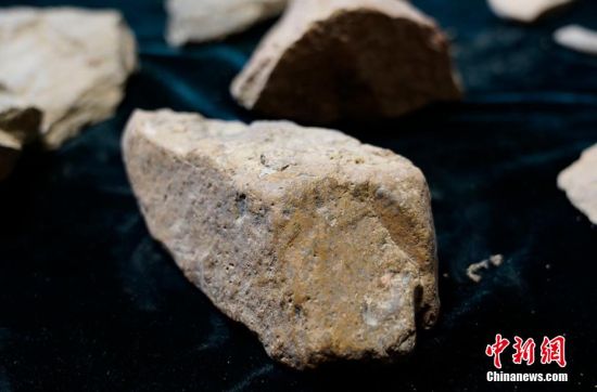 圖為靜寧縣賈河鄉(xiāng)竇坪村出土的石器。 夏劍鋒 攝