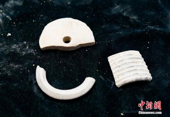 圖為靜寧縣賈河鄉(xiāng)竇坪村出土的佩飾。 夏劍鋒 攝