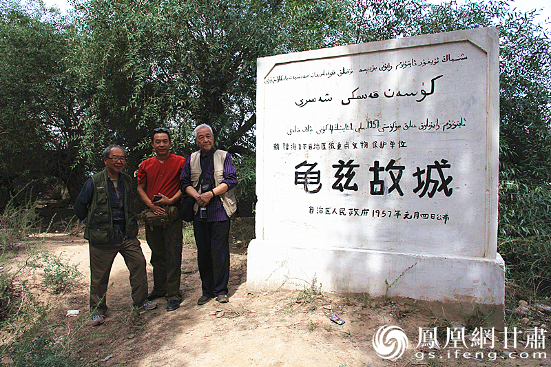 庫車是古代龜茲語，意為“龜茲人的城”，乃絲綢之路重鎮(zhèn)。2016年，蘇朗（右）、文巖（左）等藝術家前往庫車龜茲故城遺址采風。楊文遠 攝