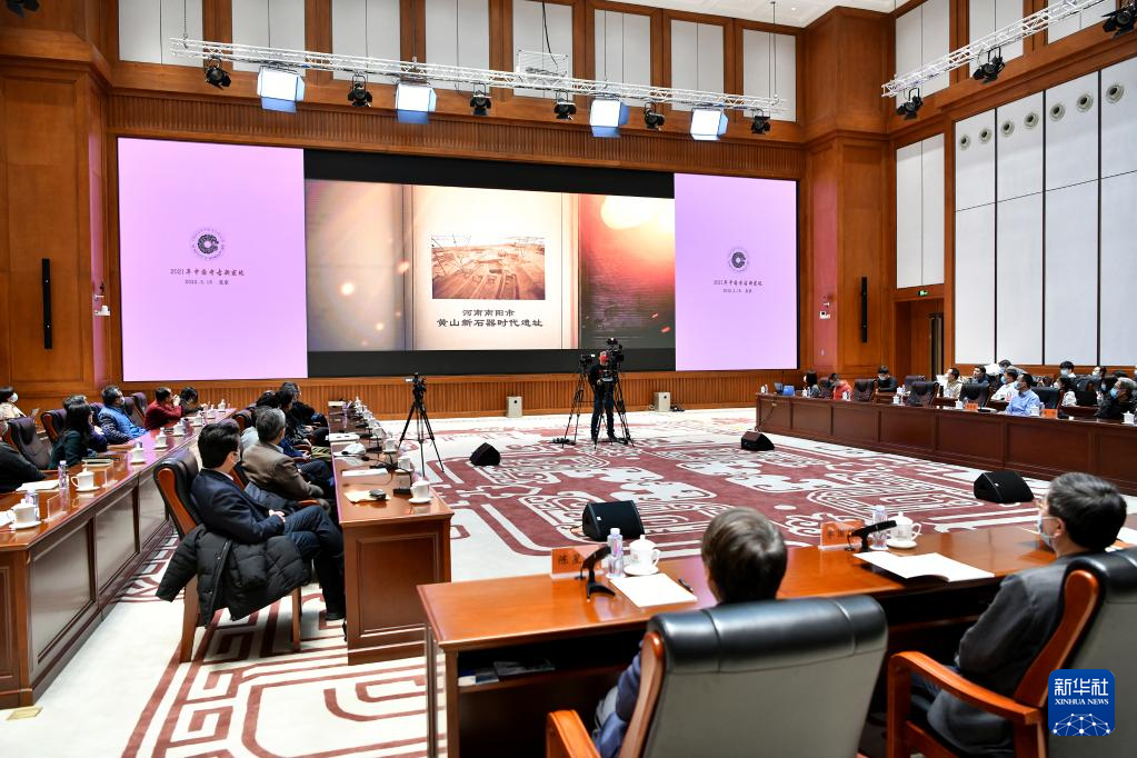 3月18日，在“中國社會科學院考古學論壇·2021年中國考古新發(fā)現(xiàn)”上，參會人員觀看宣傳視頻。