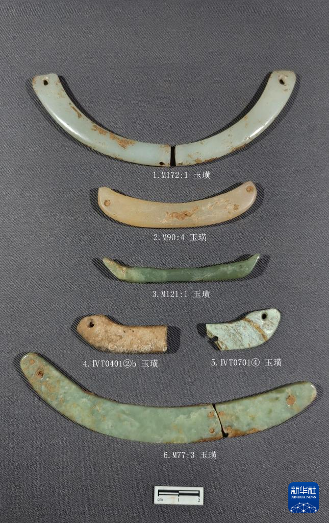 河南南陽市黃山新石器時代遺址出土的屈家?guī)X文化玉璜（資料圖）。