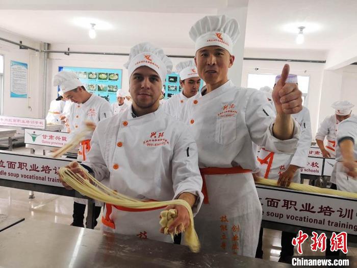 圖為外國留學(xué)生學(xué)習(xí)牛肉面的制作。(資料圖) 史靜靜 攝