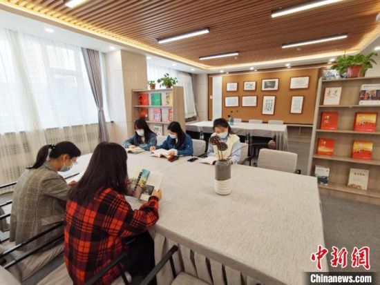 近日，在國網(wǎng)甘肅電力黨校職工書屋，正在舉行青年職工讀書交流活動?！⌒煅?攝