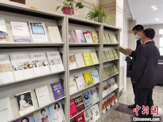 圖為國網(wǎng)甘肅電力黨校的職工書架?！⌒煅?攝
