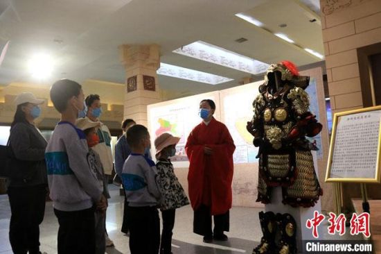 該“唐朝明光鎧”吸引游人圍觀，盡顯中國(guó)古代工匠獨(dú)特設(shè)計(jì)和傳統(tǒng)甲胄文化的魅力?！垥粤?攝