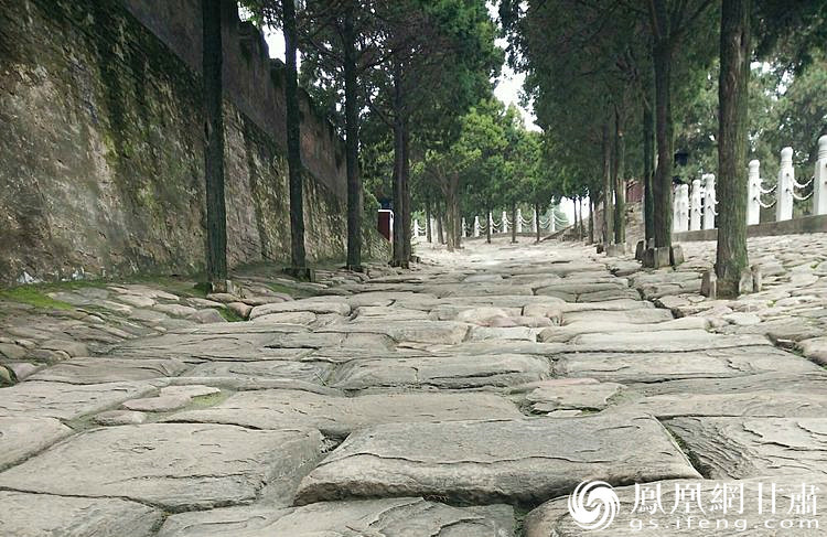 司馬遷祠的山崗下面有一段司馬古道，石條為北宋時(shí)鋪設(shè)，歷經(jīng)800余年的雨水沖刷、風(fēng)化、人走車(chē)碾，石條上的車(chē)轍印是這里曾經(jīng)繁華的歷史見(jiàn)證，又好像昭示太史公一生的坎坷與悲壯。楊文遠(yuǎn) 攝