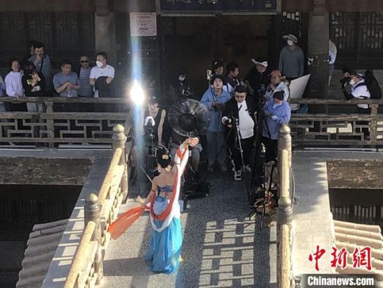 圖為5月以來，“奧大?！敝辈ガF(xiàn)場引游客圍觀?！《鼗褪形麄鞑抗﹫D