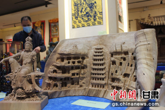 連日來，甘肅省工藝美術(shù)行業(yè)評審認(rèn)定工作會議在蘭州舉行。圖為以敦煌莫高窟為題材的木雕作品《守護(hù)》。徐雪 攝