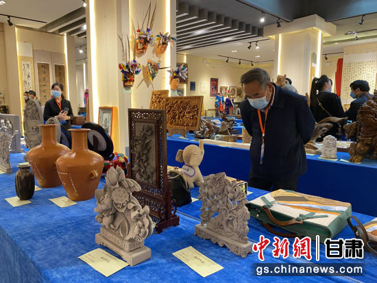 來自全省的近800件作品進(jìn)入專家評審環(huán)節(jié)，作品涵蓋雕塑雕刻、漆器、工藝花畫等多個類別。徐雪 攝