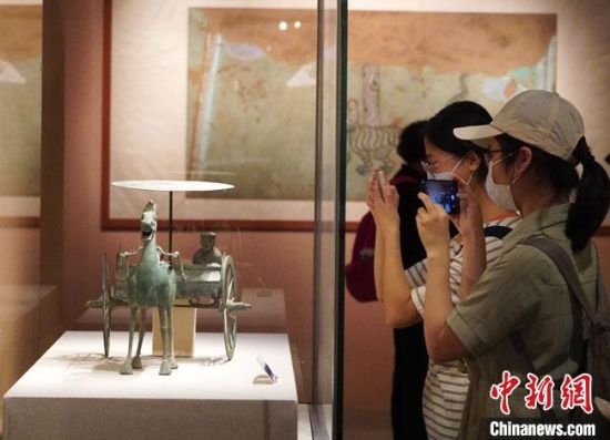 圖為參觀者參觀“大道攸歸：五涼文化展”展陳文物?！【琶赖┰?攝