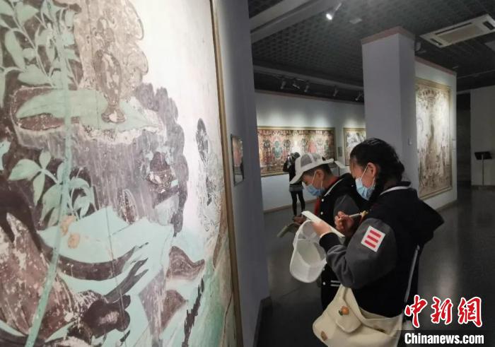 圖為學(xué)生參觀敦煌藝術(shù)館。(資料圖) 蘭州大學(xué)附屬學(xué)校供圖