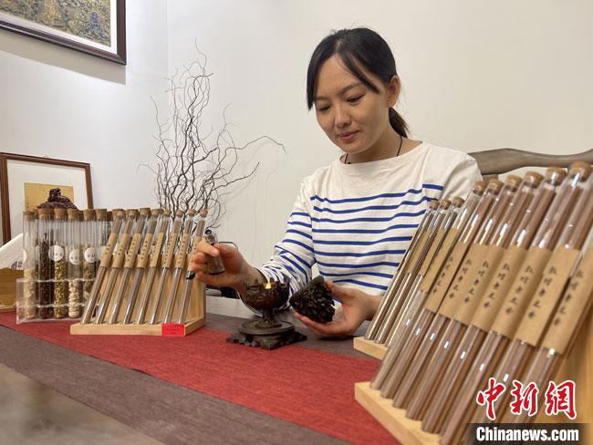 圖為魯雯展示燃香禮儀。　高瑩 攝