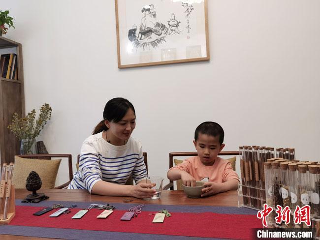 圖為魯雯為小學(xué)員授課和培訓(xùn)?！●T志軍 攝