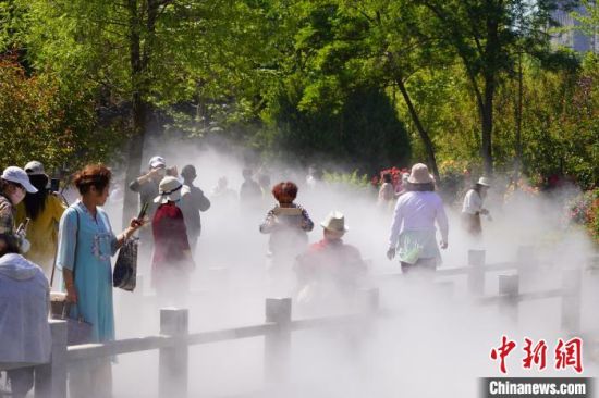 蘭州市寓言故事園化身“瑤池”仙境美景，吸引不少市民前來觀賞、拍照?！【琶赖┰?攝