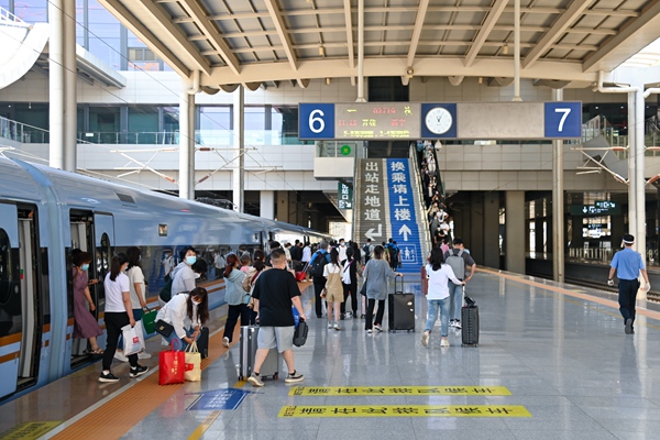 暑運(yùn)大幕開啟。蘭州鐵路局供圖