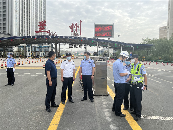 7月13日，蘭州市紀(jì)委監(jiān)委第四監(jiān)督檢查室聯(lián)合市紀(jì)委監(jiān)委派駐市公安局紀(jì)檢監(jiān)察組檢查環(huán)蘭檢查站疫情防控措施落實情況。.jpg