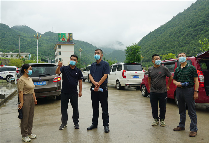 7月13日，隴南市徽縣紀(jì)檢監(jiān)察干部到嘉陵火車站督查疫情防控工作。張麗娟 攝.JPG