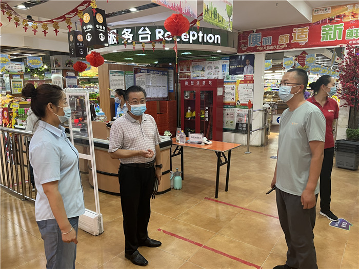 7月15日，酒泉市玉門市疫情防控督查組在隴商聯(lián)華超市監(jiān)督檢查疫情防控措施落實情況。 .jpg