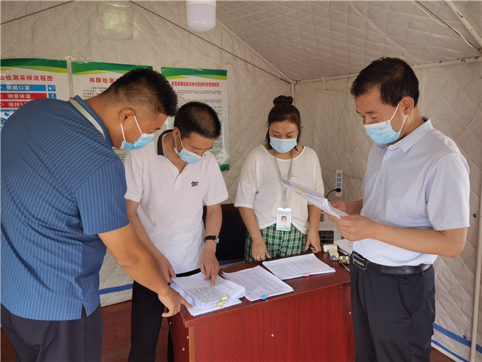 7月18日，慶陽市紀(jì)委監(jiān)委督查組在慶陽汽車北站了解來慶返慶人員信息登記、四級網(wǎng)格落實等疫情防控措施落實情況。 張霖森 攝.jpg