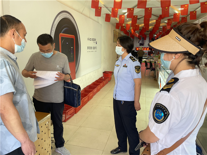 7月20日，定西市漳縣紀(jì)委監(jiān)委駐縣衛(wèi)生健康局紀(jì)檢監(jiān)察組抽調(diào)縣市場監(jiān)管局、衛(wèi)建局工作人員,深入新寺鎮(zhèn)萬家超市查看人員出入登記、環(huán)境消殺等。 蔣湘濤 攝.jpg