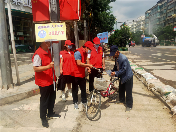 7月21日，定西市通渭縣紀(jì)委監(jiān)委機關(guān)志愿者在城區(qū)開展“不聚集、戴口罩”志愿活動。.jpg
