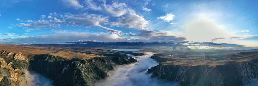 甘肅山丹馬場(chǎng)：峽谷云霧似仙境。 王超攝