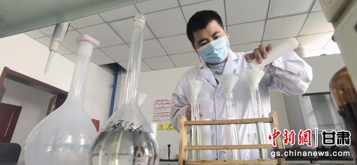 圖為甘肅科技集團(tuán)化工研究院有限責(zé)任公司工作人員正在做實驗。魏建軍 攝