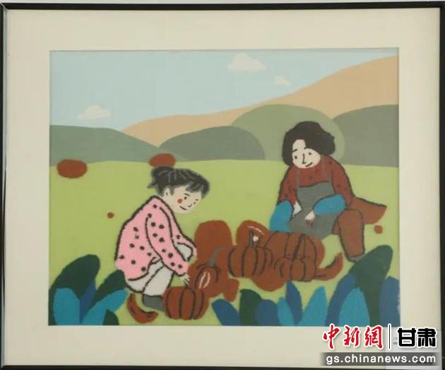 嘉峪關(guān)市新城鎮(zhèn)新城村農(nóng)業(yè)產(chǎn)業(yè)園區(qū)內(nèi)，母女兩人在摘南瓜。刺繡 馬艾米乃 繡稿 敬紅霞