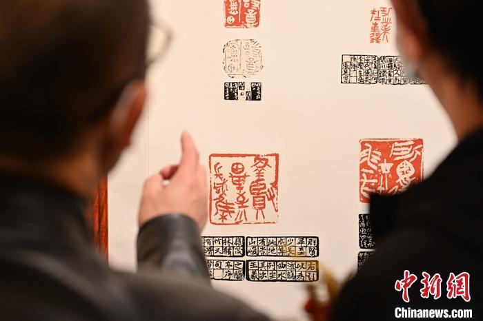 圖為甘肅蘭州，參展作品吸引參觀者。 中新社記者 李亞龍 攝