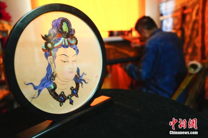 圖為劉云帆所創(chuàng)作的敦煌元素刺繡作品。 中新社發(fā) 謝秉錫 攝