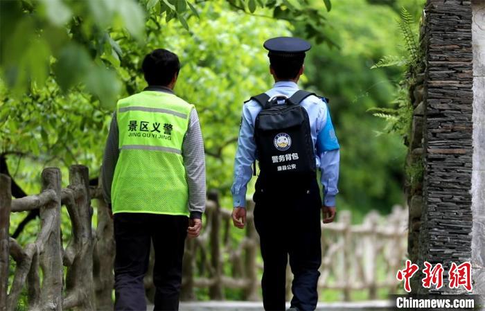 圖為民警背警務(wù)小包在轄區(qū)景區(qū)開(kāi)展工作。(資料圖) 甘肅省公安廳供圖