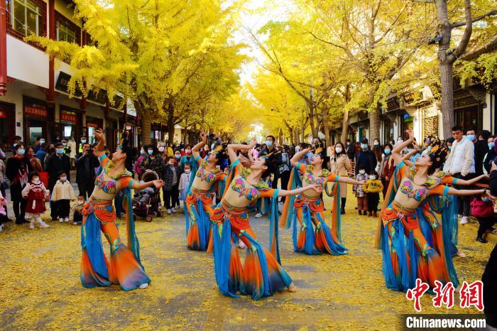 圖為秦州區(qū)文旅局組織的舞蹈隊帶來的舞蹈《絲路》?！∏刂輩^(qū)委宣布供圖