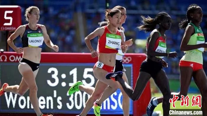 2016年8月，中國(guó)選手張新艷參加里約奧運(yùn)會(huì)田徑女子3000米障礙賽預(yù)賽。(資料圖) 受訪(fǎng)者供圖