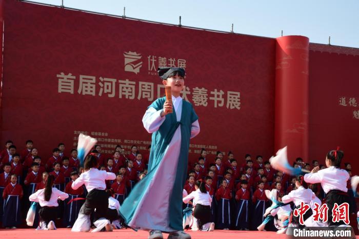 圖為學(xué)生們?cè)陂_幕式上誦讀經(jīng)典?！×赫赵?攝
