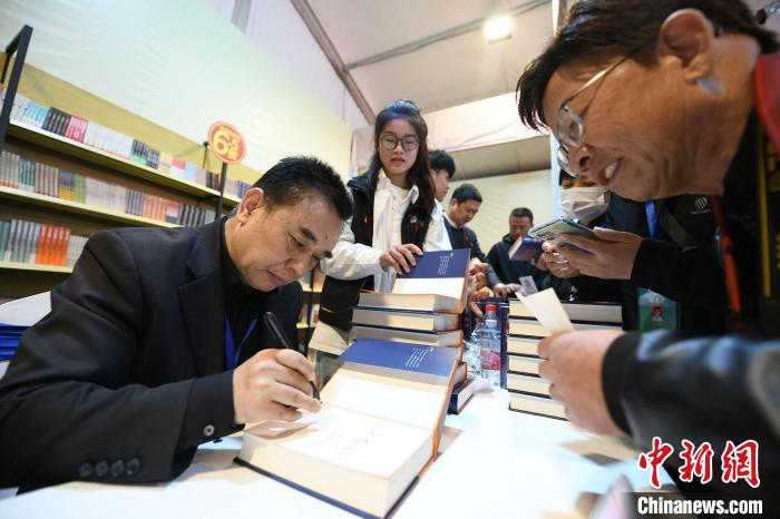 圖為作家王躍文現(xiàn)場(chǎng)簽名售書?！×赫赵?攝