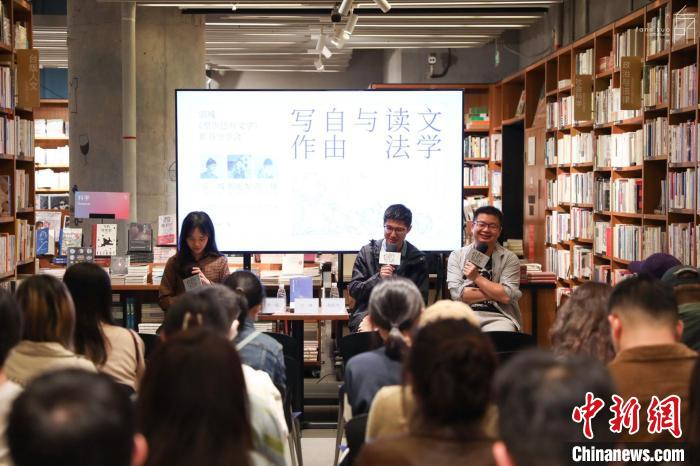 《至少還有文學(xué)》推出：在今天，我們?yōu)槭裁催€需要文學(xué)？