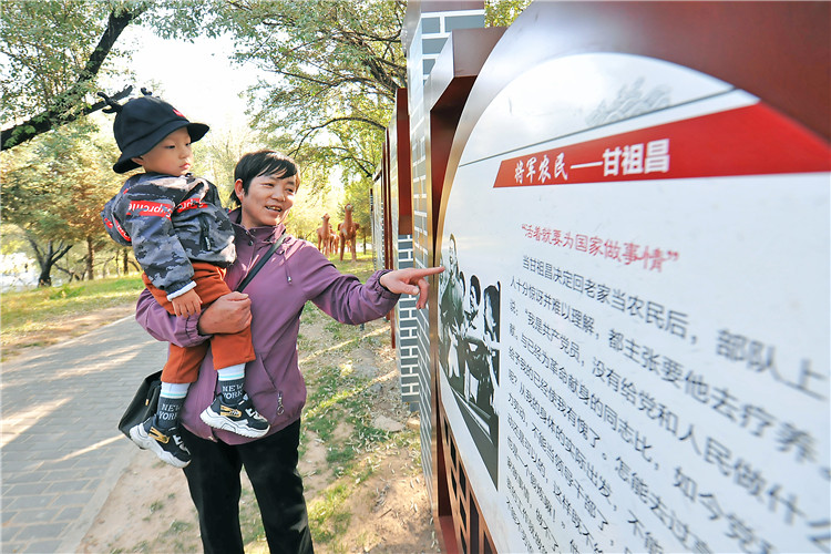 嘉峪關(guān)市紀(jì)委監(jiān)委通過實(shí)施“政治鑄廉、教育促廉、文化育廉、陣地助廉、監(jiān)督固廉”等“五廉”行動(dòng)，深入推進(jìn)新時(shí)代廉潔文化建設(shè)。圖為市民在迎賓湖絲路廉潔文化主題公園“勤廉楷模墻”接受廉潔文化教育。.jpg