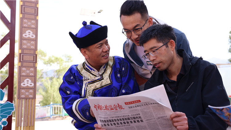 2023年6月8日，甘肅省張掖市肅南裕固族自治縣紅灣寺鎮(zhèn)紀(jì)委工作人員在一小區(qū)廉政文化主題廣場與社區(qū)居民拉家常，宣傳廉潔知識(shí)，共話廉潔文化.jpg