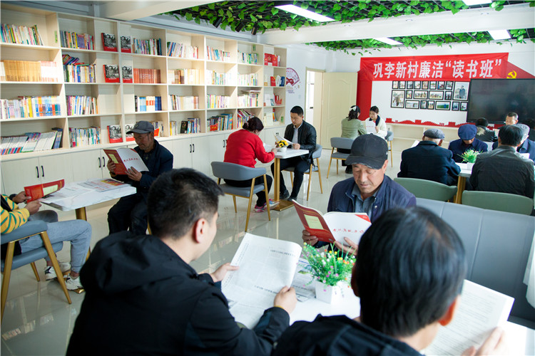 隴南市禮縣開展廉潔書籍進(jìn)農(nóng)家書屋活動(dòng)，圖為羅壩鎮(zhèn)鞏李新村舉辦的“廉潔讀書班”。.jpg