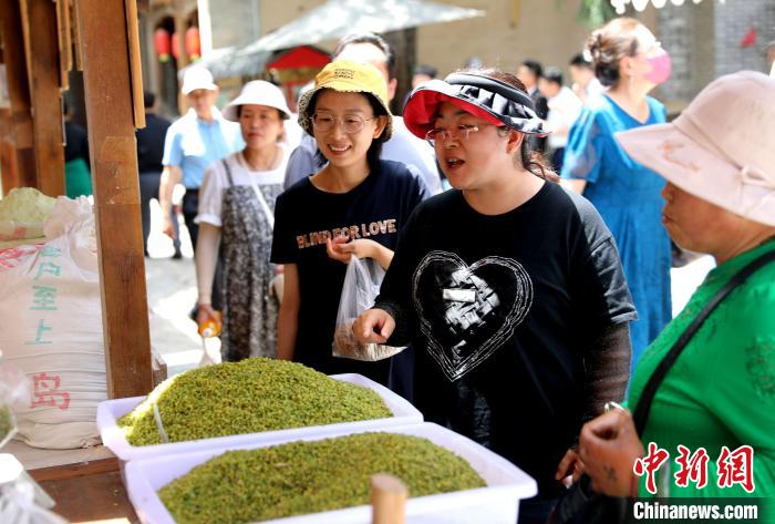 圖為民眾購買青海特色小吃?！⊙Φ?攝