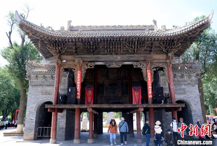 圖為平安驛·河湟民俗文化體驗(yàn)地的戲樓?！⊙Φ?攝