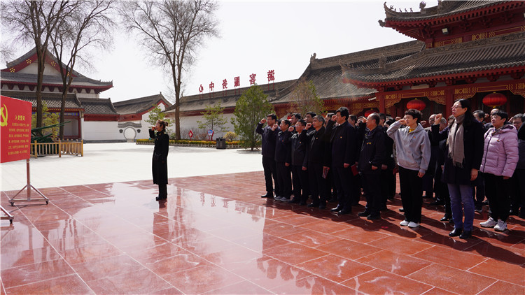 4月6日，為傳承弘揚(yáng)革命英烈精神，教育引導(dǎo)紀(jì)檢監(jiān)察干部筑牢信仰之基、補(bǔ)足精神之鈣、把穩(wěn)思想之舵，永葆忠誠干凈擔(dān)當(dāng)?shù)恼伪旧?。市紀(jì)委監(jiān)委組織紀(jì)檢監(jiān)察干部赴靜寧縣界石鋪紅軍長征紀(jì)念館和莊浪縣梯田紀(jì)念館開展廉政教育和革命傳統(tǒng)教育。.jpg
