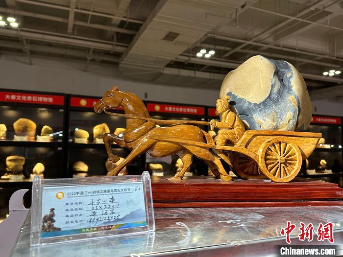 8月3日——7日，2023中國(蘭州)絲綢之路國際賞石文化節(jié)在甘肅國際會展中心舉行。圖為黃河石擺件《千古一帝》。楊娜 攝</p><p>