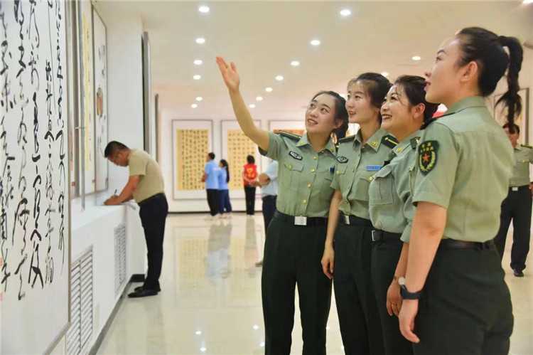 觀眾在南梁革命紀(jì)念館參觀甘肅省廉潔文化美術(shù)、書法、設(shè)計(jì)作品展.jpg