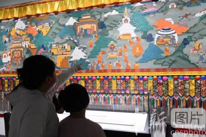 圖為觀眾觀看唐卡《涼州會盟》。 中新社記者 戴文昌 攝
