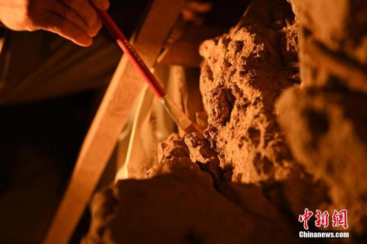 8月25日，文物修復(fù)師牟常有進(jìn)行文物修復(fù)工作。