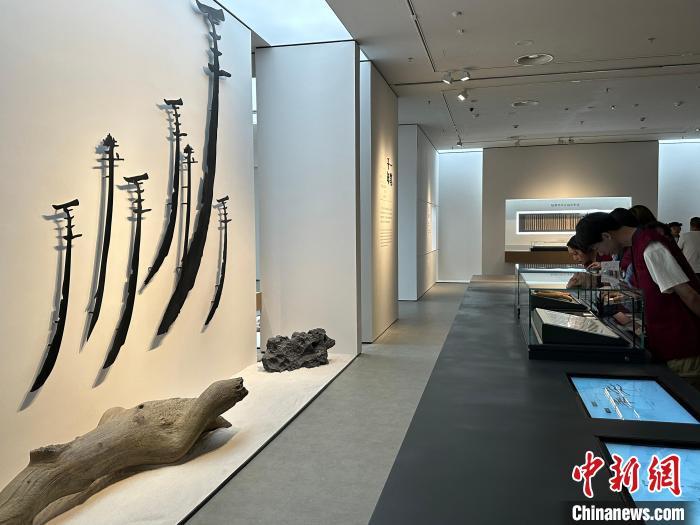 圖為觀眾在甘肅簡牘博物館參觀。中新社記者 戴文昌 攝